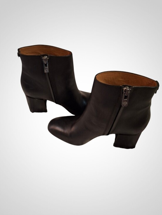 Shoes - Antonio Melani Black leather heeled boots Sz 6
